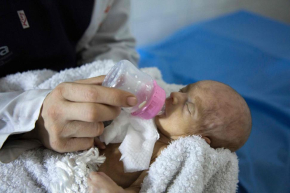 Uno de los bebés trasladados en el hospital infantil de Alepo.-AFP / KARAM AL-MASRI