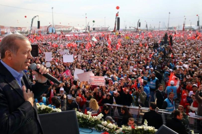 Erdogan, en un acto de campara a favor del 'sí' en la plaza Yenikapi de Estambul.-KAYHAN OZER
