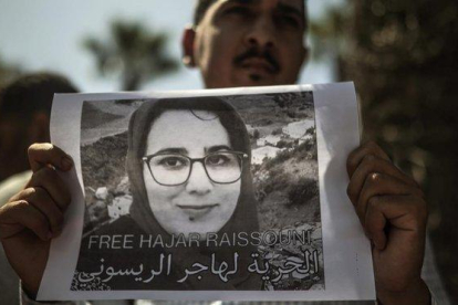 Protesta en favor de la periodista marroquí Hajar Raissouni.-MOSA AB ELSHAMY (AP)