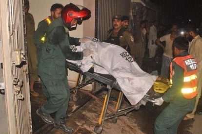 Servicios de emergencia retiran el cadáver de una víctima.-FAISAL KAREEM (EFE)