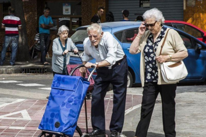 Dos pensionistas en una calle de Valencia.-MIGUEL LORENZO