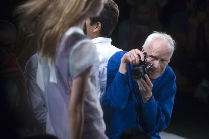 Bill Cunningham fotografía a una modelo, durante la semana de la moda de Nueva York del 2014.-REUTERS / CARLO ALLEGRI