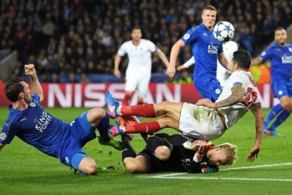 Partido de Champions Leicester-Sevilla. En la imagen, Schmeichel hace el penalti sobre Vitolo que, segundos después, el portero del Leicester paró a N'Zonzi.-Laurence Griffiths