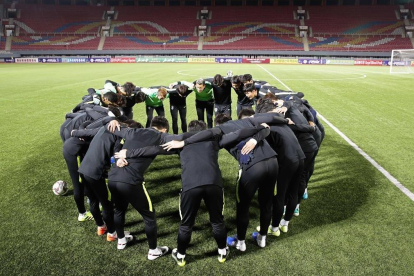 Los jugadores surcoreanos se dan ánimos antes del partido en el Estadio Kim Il-Sung de Pionyang. Los jugadores surcoreanos se dan ánimos antes del partido en el Estadio Kim Il-Sung de Pionyang.-KFA