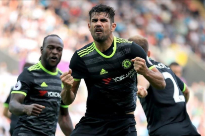 Diego Costa celebra uno de sus dos goles al Swansea.-AP / MIKE EGERTON