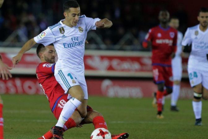 Lucas Vázquez se lleva el balón ante Sierra.-AFP / CESAR MANSO