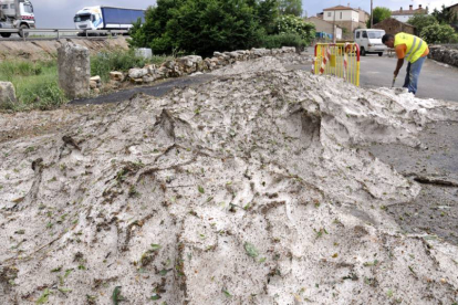 El granizo del martes seguía acumulado en Golmayo a las 18.00 horas de ayer.-VALENTÍN GUISANDE