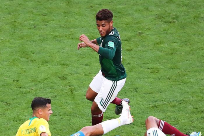 Coutinho trata de controlar ante jugadores mexicanos-TATYANA ZENKOVICH (EFE)