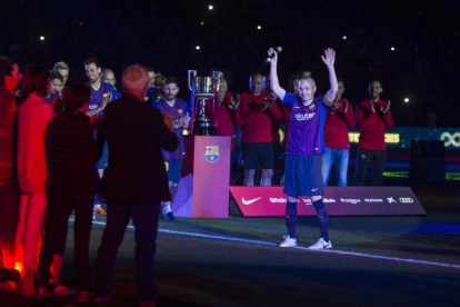Iniesta se despide del Camp Nou entre jugadores y familiares tras  el  partido de Liga entre el FC Barcelona y la Real Sociedad.-/ JORDI COTRINA