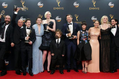 Foto de familia del elenco de 'Juego de Tronos', en la ceremonia de los Emmy.-EFE / MIKE NELSON
