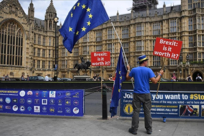 Protesta contra el brexit ante el Parlamento en Londres, este jueves.-EL PERIÓDICO