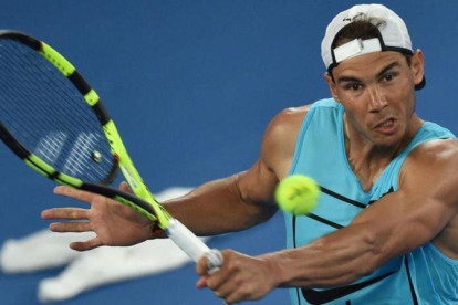 Rafael Nadal, durante un entrenamiento en Melbourne previo al Abierto de Australia.-AFP / PAUL CROCK