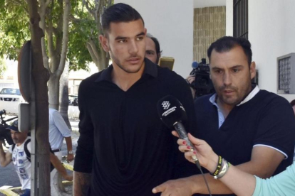 Theo Hernández, a la salida del juzgado de Marbella, este martes.-EFE