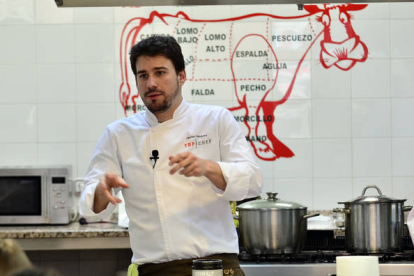 El cocinero Javier Estévez ayer durante el curso para hosteleros que ofreció en las instalaciones de Grumer. / ÁLVARO MARTÍNEZ-