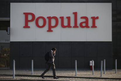 Un cartel del banco Popular en Lisboa (Portugal).-REUTERS / RAFAEL MARCHANTE