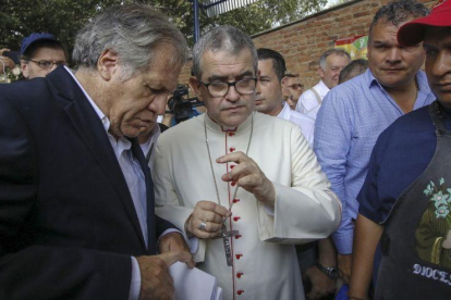 El secretario general de la OEA, Luis Almagro, con el obispo Víctor Ochoa, en un centro para inmigrantes en Cúcuta.-SCHNEYDER MENDOZA (AFP)