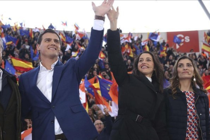 Albert Rivera e Inés Arrimadas saludan a su llegada al mitin que Ciudadanos ha celebrado este domingo en Las Rozaas (Madrid) para presentar su eslogan de campaña.-DAVID CASTRO