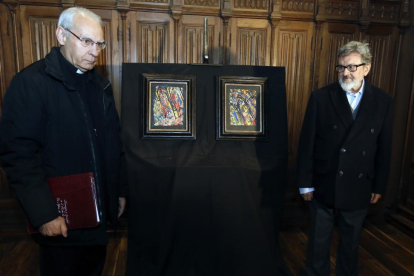 Presentación de dos cuadros que ha donado el pintor Pablo Gago (D) al Museo de la Catedral de León. Junto a él, el director del Museo, Máximo Gómez Rascón (I)-Ical