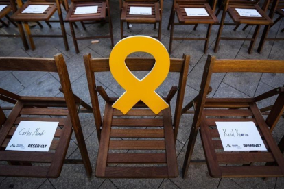 Lazo amarillo en solidaridad con Oriol Junqueras en un mitin de ERC-DANNY CAMINAL