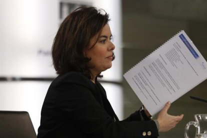 La vicepresidenta del Gobierno en funciones, Soraya Sáenz de Santamaría, este viernes tras el Consejo de Ministros.-DAVID CASTRO