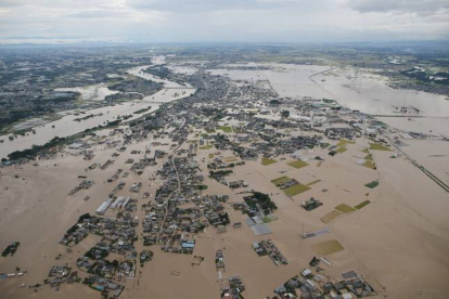 Vista aérea de una zona completamente inundada en Joso, en la prefectura de Ibaraki, cuyos habitantes han tenido que ser evacuados.-Foto: AFP / JIJI PRESS