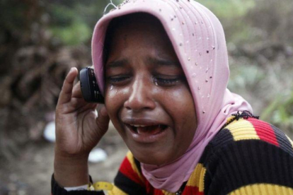 Una refugiada rohingya llora mientras habla por teléfono con su hermano.-BINSAR BAKKARA