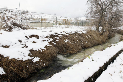 La contaminación llega al embalse del Val desde la provincia de Soria.-L.A.T.