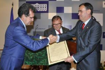 DIARIO DE SORIA / EL MUNDO recibió ayer la Medalla de Oro de la Provincia de Soria, concedida por unanimidad por la Diputación de Soria. Durante la entrega el presidente de la institución provincial, Antonio Pardo, destacó que «la labor que cualquier periodista desempeña va más allá de informar, opinar, entretener o comunicar, puesto que lograr ser un puente intermedio de comunicación entre el ciudadano y los agentes sociales, económicos y políticos, dando opción a este diálogo tan necesario para lograr el desarrollo y el trabajo bien hecho».