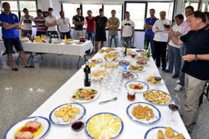 Plantilla, cuerpo técnico y Consejo de Administración celebró ayer el tradicional ágape de final de temporada. / ÁLVARO MARTÍNEZ-
