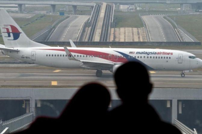 Un avión de Malaysia Airlines despega del aeropuerto de Kuala Lumpur.-AFP / MANAN VATSYAYANA