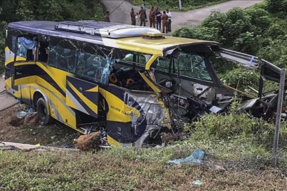 Estado en el que quedó el autobús tras caer al vacío camino de Kuala Lumpur.-EFE