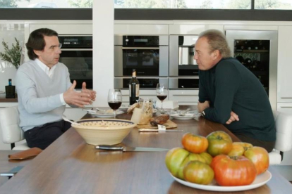 José María Aznar con Bertín Osborne, en un momento del programa 'Mi casa es la tuya'.-MEDIASET