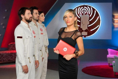 La presentadora de 'Tú, yo y mi avatar', Luján Argüelles, junto a tres avatares del programa de Cuatro.-MEDIASET