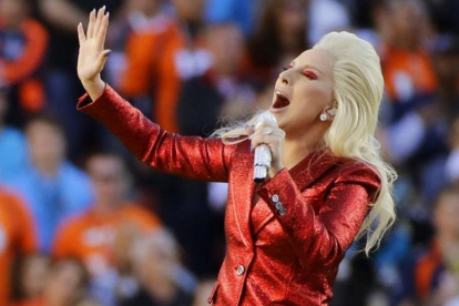 Lady Gaga, el año pasado, cantando el himno de Estados Unidos en la Superbowl.-