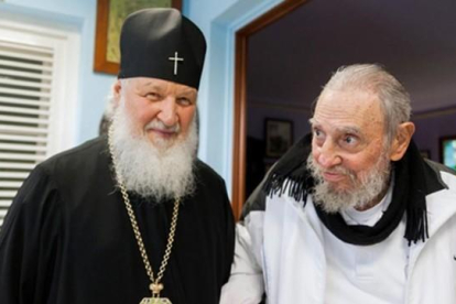 Fidel Castro, con chandal blanco, recibe al patriarca ruso Cirilo en su casa de La Habana.-ALEX CASTRO