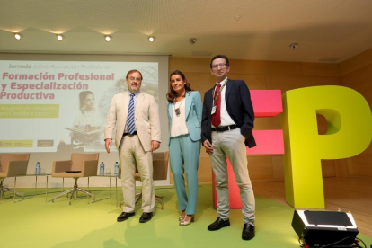 Presentación del informe 'La formación profesional en Castilla y León dentro del marco de la especialización productiva inteligente' en el que participa el consejero de Educación, Fernando Rey-Leticia Pérez / Ical