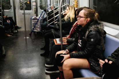 Una chica en el metro neoyorkino sin pantalones.-EPA