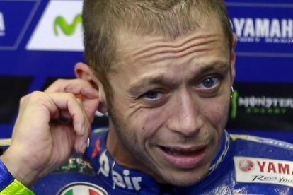 Valentino Rossi, en su box de Motegi (Japón).-AP / SHIZUO KAMBAYASHI