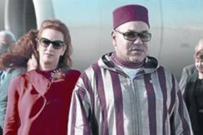 Mohamed VI y su esposa en el aeropuerto de Rabat, el 15 de julio.-Foto: AFP / FADEL SENNA