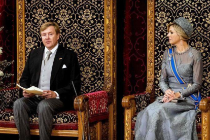 El monarca holandés, Guillermo Alejandro, y la reina Máxima, durante el discurso del rey el Día del Príncipe.-KOEN VAN WEEL (AFP)