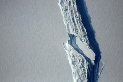El iceberg de la Antártida.-