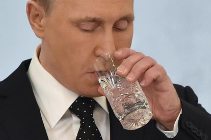 El presidente ruso, Vladimir Putin, bebe agua antes de una sesión parlamentaria.-AFP / KIRILL KUDRYAVTSEV