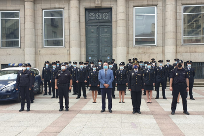 Recepción a los nuevos agentes de la Policía Nacional ante el antiguo edificio del Banco de España. HDS