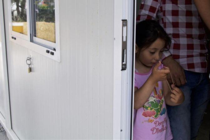 Una niña en uno de los barracones del campo de refugiados de la isla de Lesbos.-GIOVANNI BUSNACH