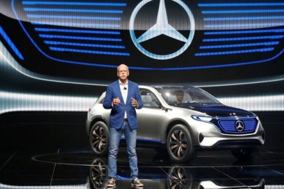 El presidente de Daimler, Dieter Zetsche, presenta el modelo eléctrico Mercedes EQ en el Salón de París.-REUTERS