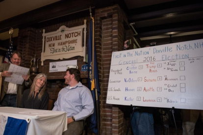 Recuento de votos en Dixville Notch (New Hampshire), el primer municipio en votar.-AFP / ALICE CHICHE