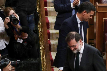Mariano Rajoy Pedro Sánchez, se saludan tras conocer los resultados de la votación.-SERGIO PEREZ (REUTERS)