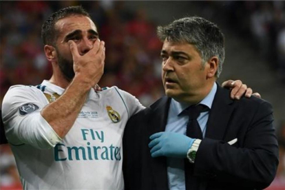 Carvajal, entre lágrimas, saliendo del campo por lesión en la final de la Champions League frente al Liverpool.-AFP
