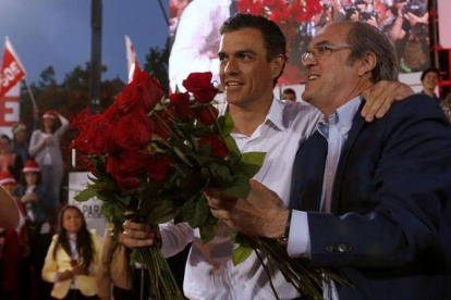 Pedro Sánchez y Ángel Gabilondo, el pasado 22 de mayo, en el mitin final de campaña del PSOE en Madrid.-Fpto: DAVID CASTRO