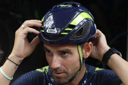 Alejandro Valverde se ajusta el casco antes de salir a entrenar con sus compañeros del Movistar durante la jornada de descanso de la Vuelta.-EFE / JAVIER LIZÓN